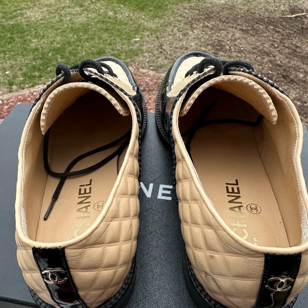 Chanel 18A Beige/Black Leather/Patent Leather Lace Up Oxford Shoes Size 39.5 - Picture 10 of 16